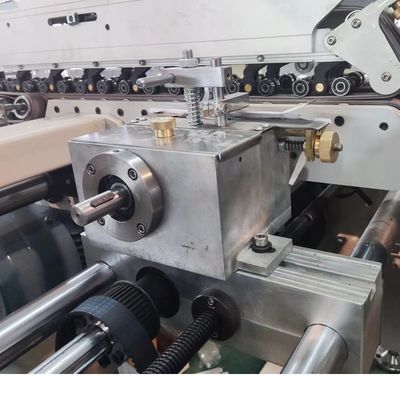 Machines à coller automatiquement des boîtes de carton