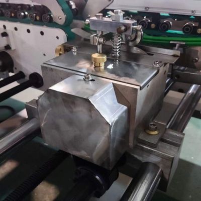Machines à coller automatiquement des boîtes de carton